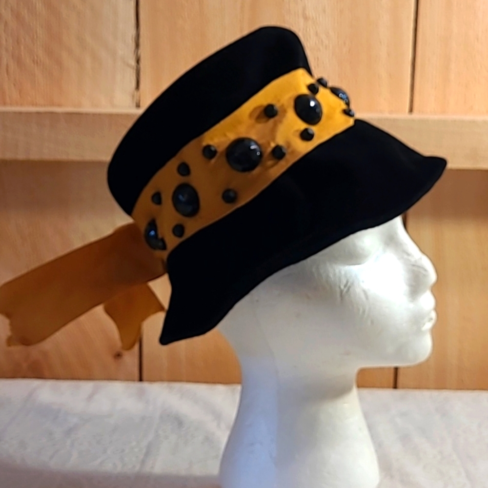 Vintage Hat, Faceted Buttons, Gold Band